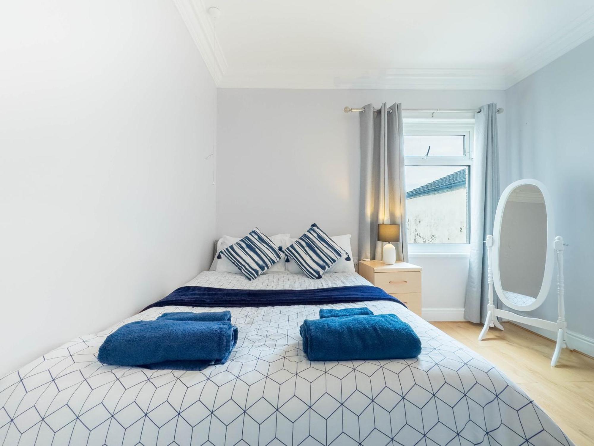 2 Bedroom Apartment Сътън он Сий Екстериор снимка