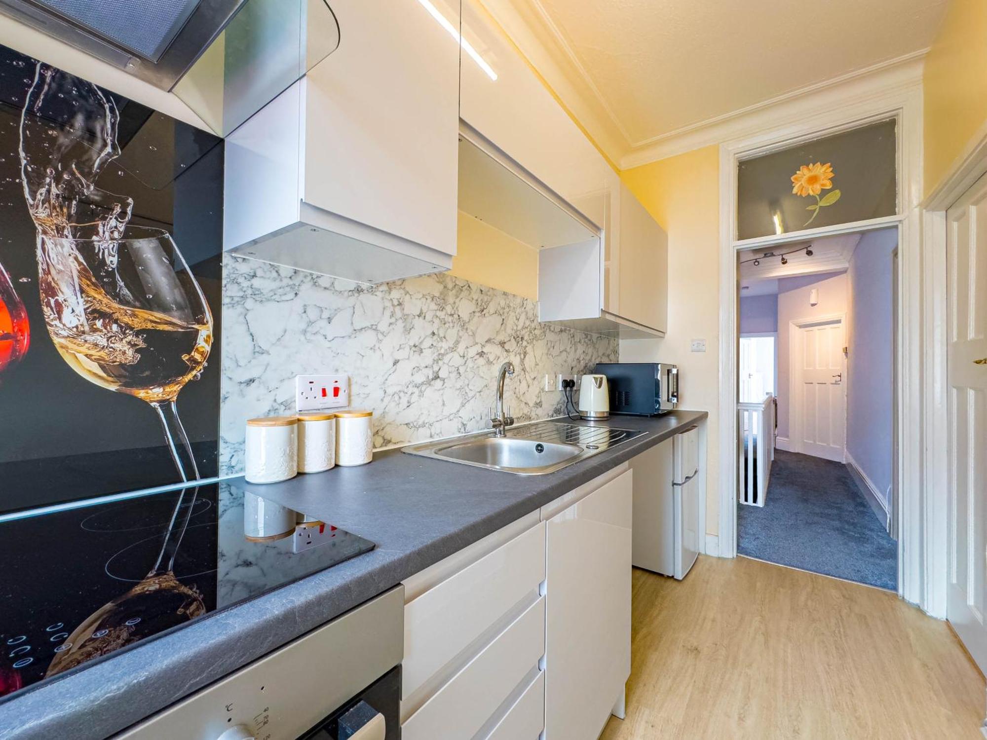 2 Bedroom Apartment Сътън он Сий Екстериор снимка